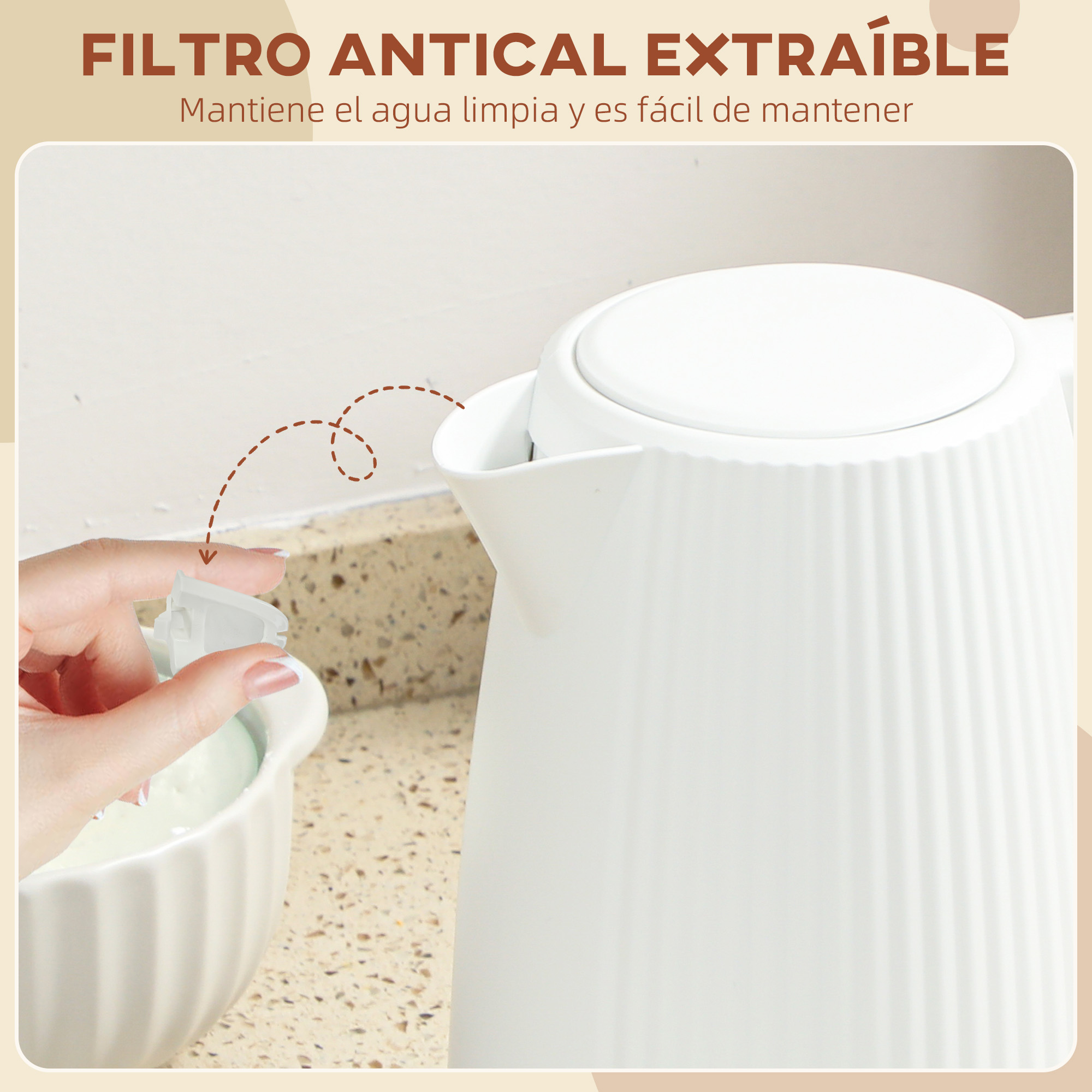 Una mano sostiene un filtro de agua blanco que se saca de una tetera blanca.