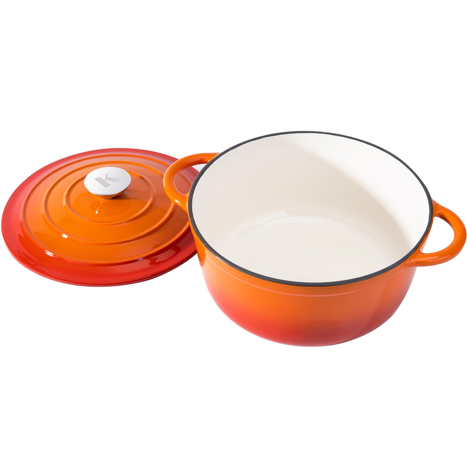Ein orangefarbener Gusseisentopf mit weißem Innenraum und passendem Deckel auf weißem Hintergrund.