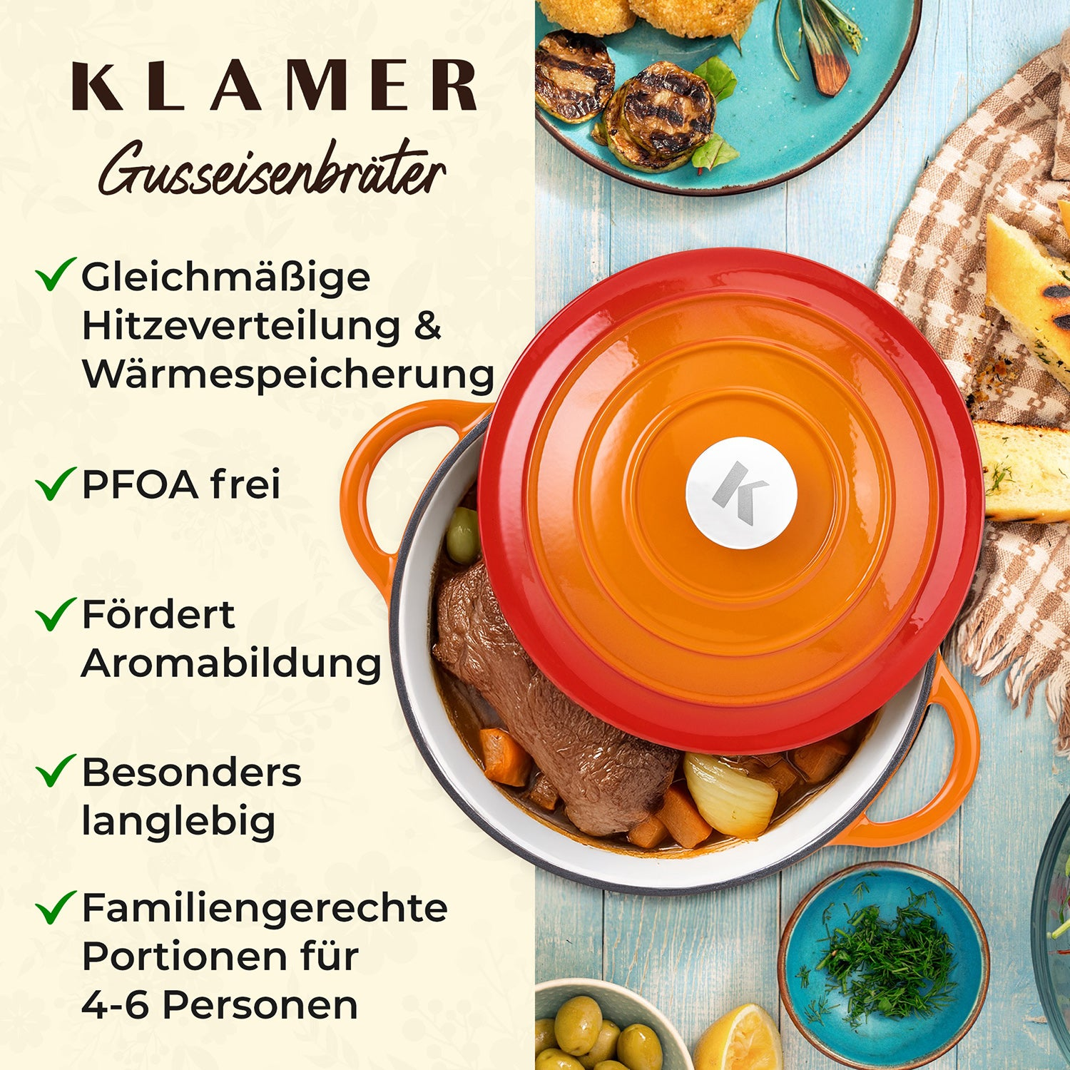 Ein orangefarbener Gusseisentopf mit Essen und Texteigenschaften auf einem Holztisch.