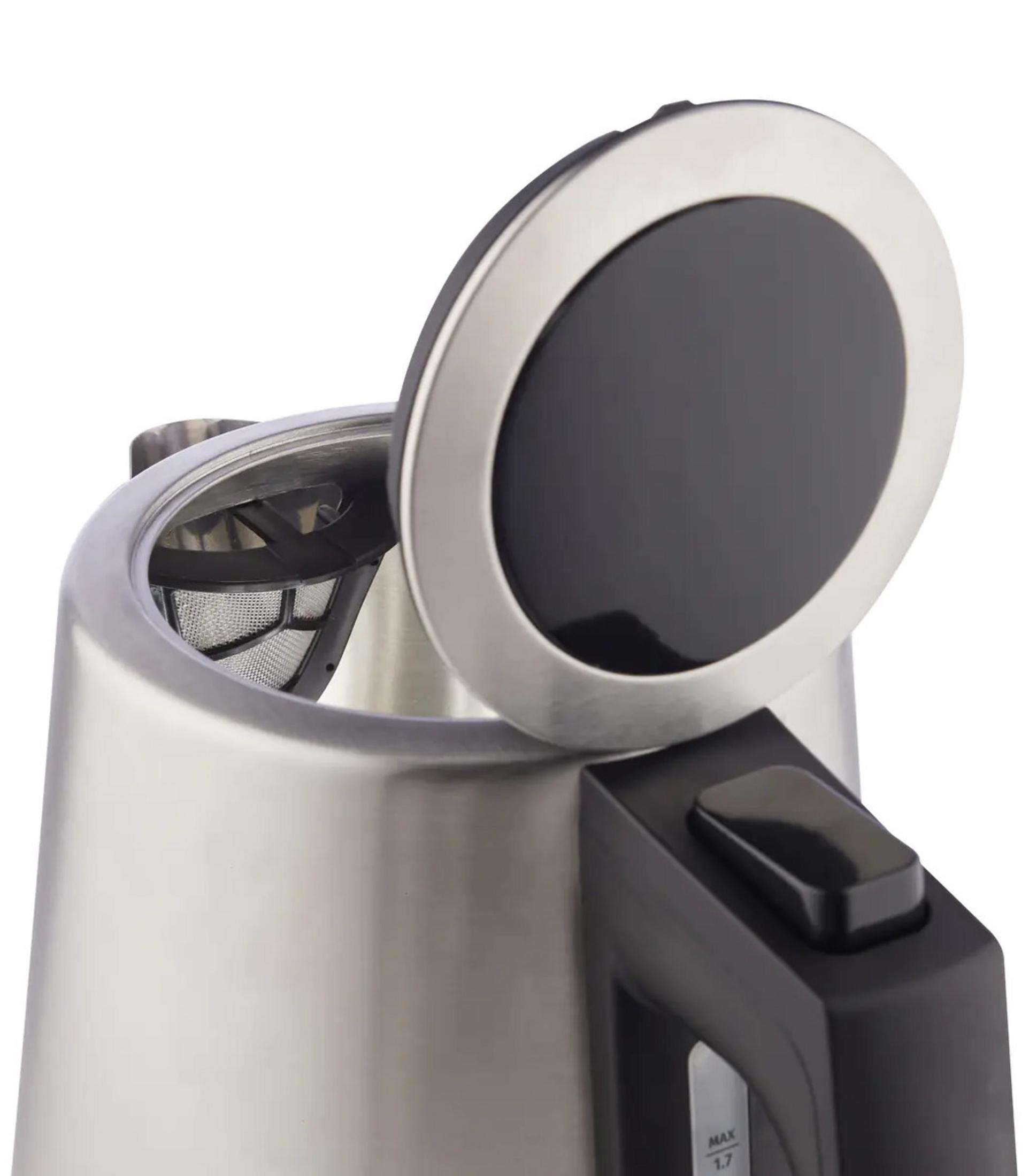 Un bollitore elettrico argentato con il coperchio aperto e un filtro nero all'interno.