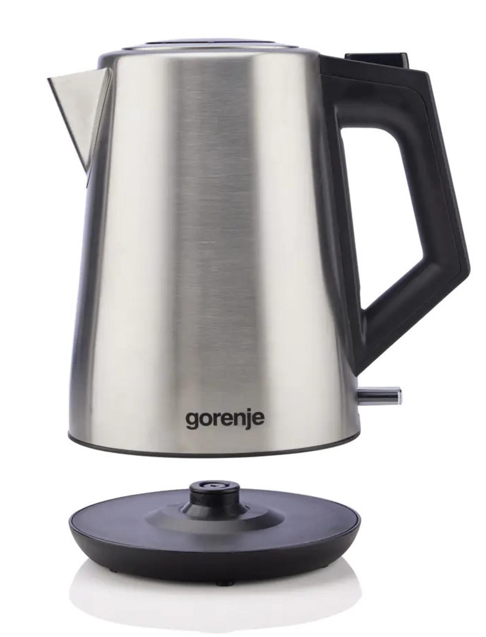 Bollitore elettrico Gorenje argentato con manico e base neri, su sfondo bianco.