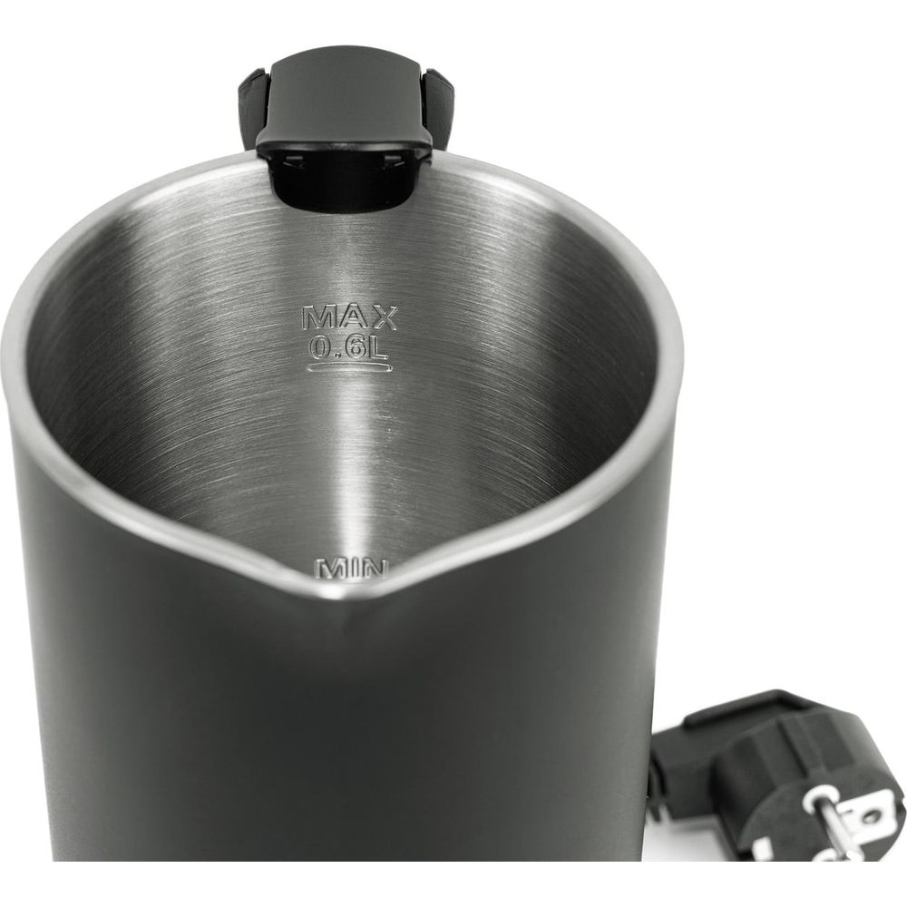 Vista dall'alto all'interno di un bollitore nero in acciaio inox con segno MAX 0,6L e cavo.