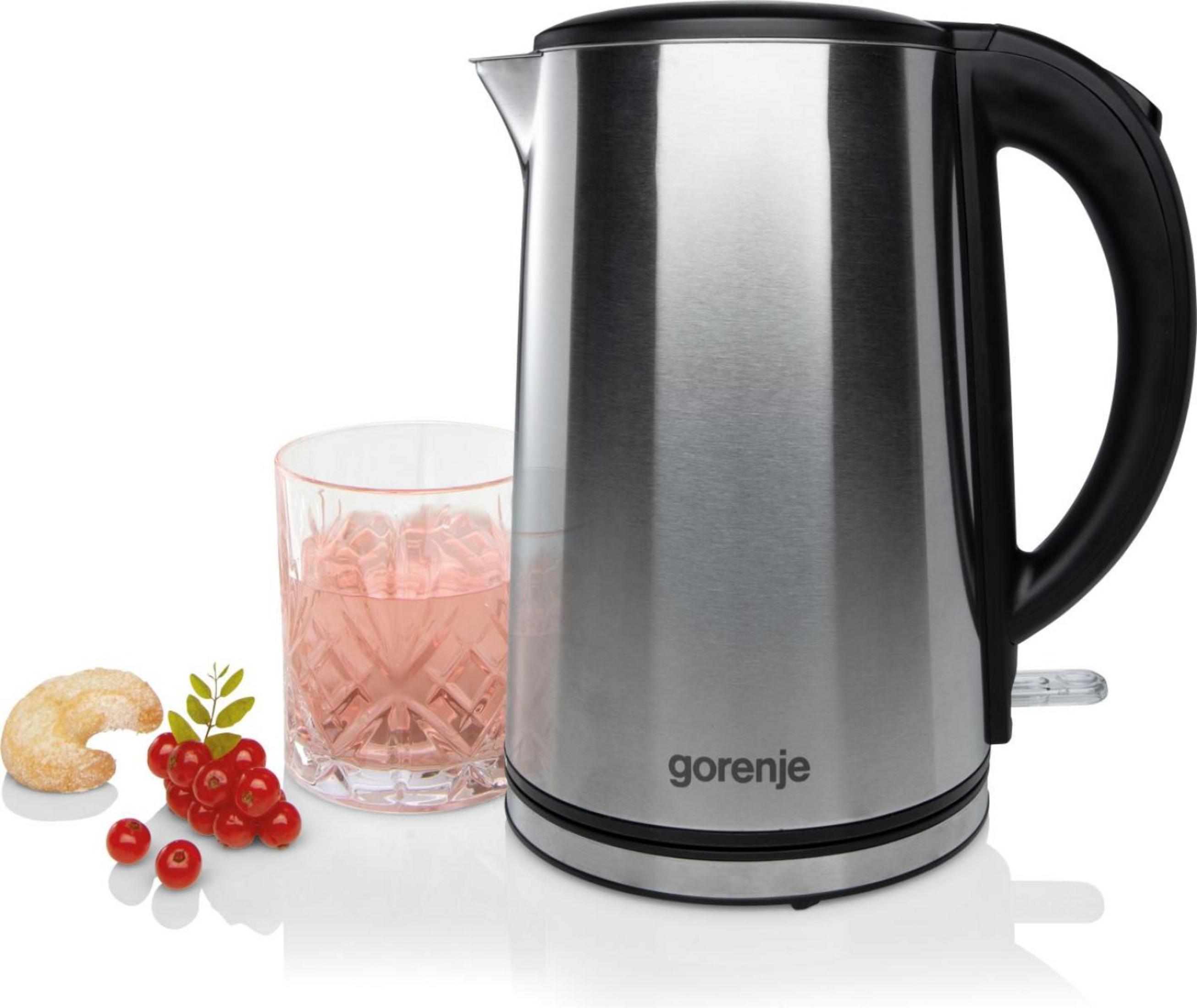 Un bollitore elettrico argento Gorenje, un bicchiere di bevanda rosa, bacche rosse e un dolce su sfondo bianco.
