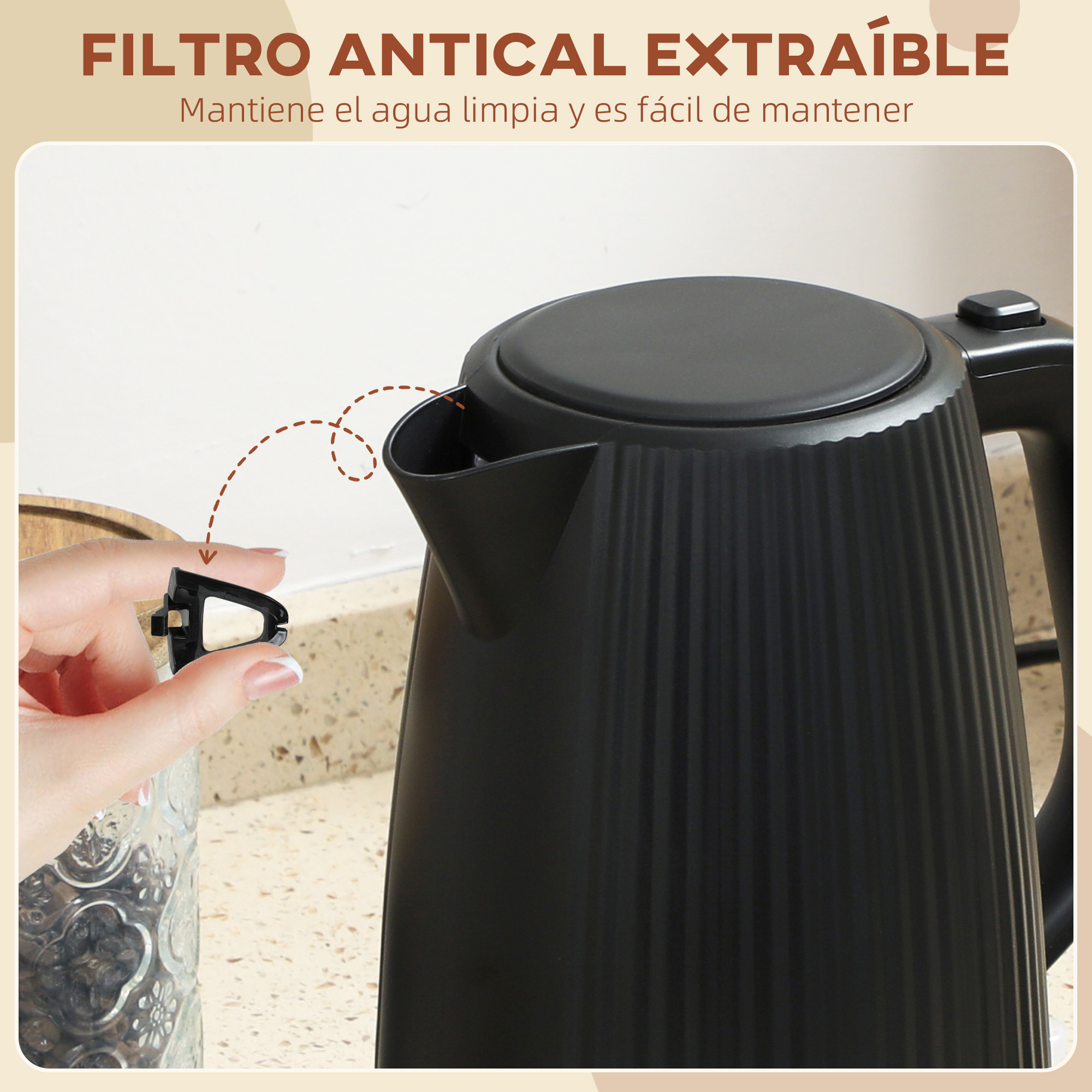 Una mano sostiene un filtro antical negro junto al pico de un hervidor.