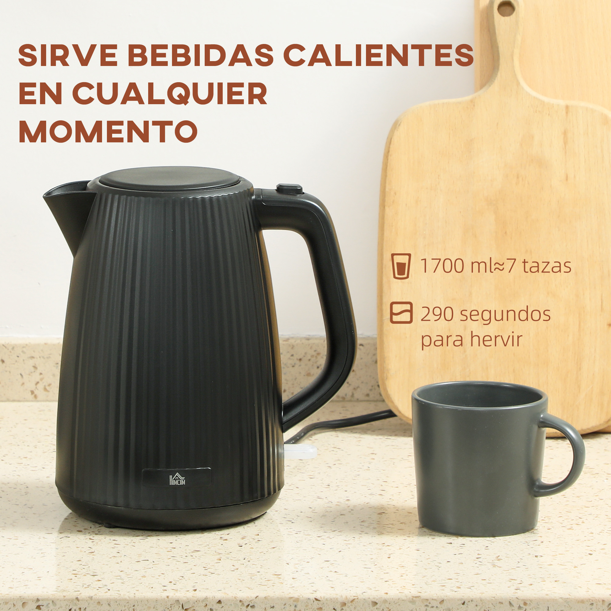 Hervidor eléctrico negro y taza a juego en una encimera con una tabla de cortar de madera y texto publicitario.