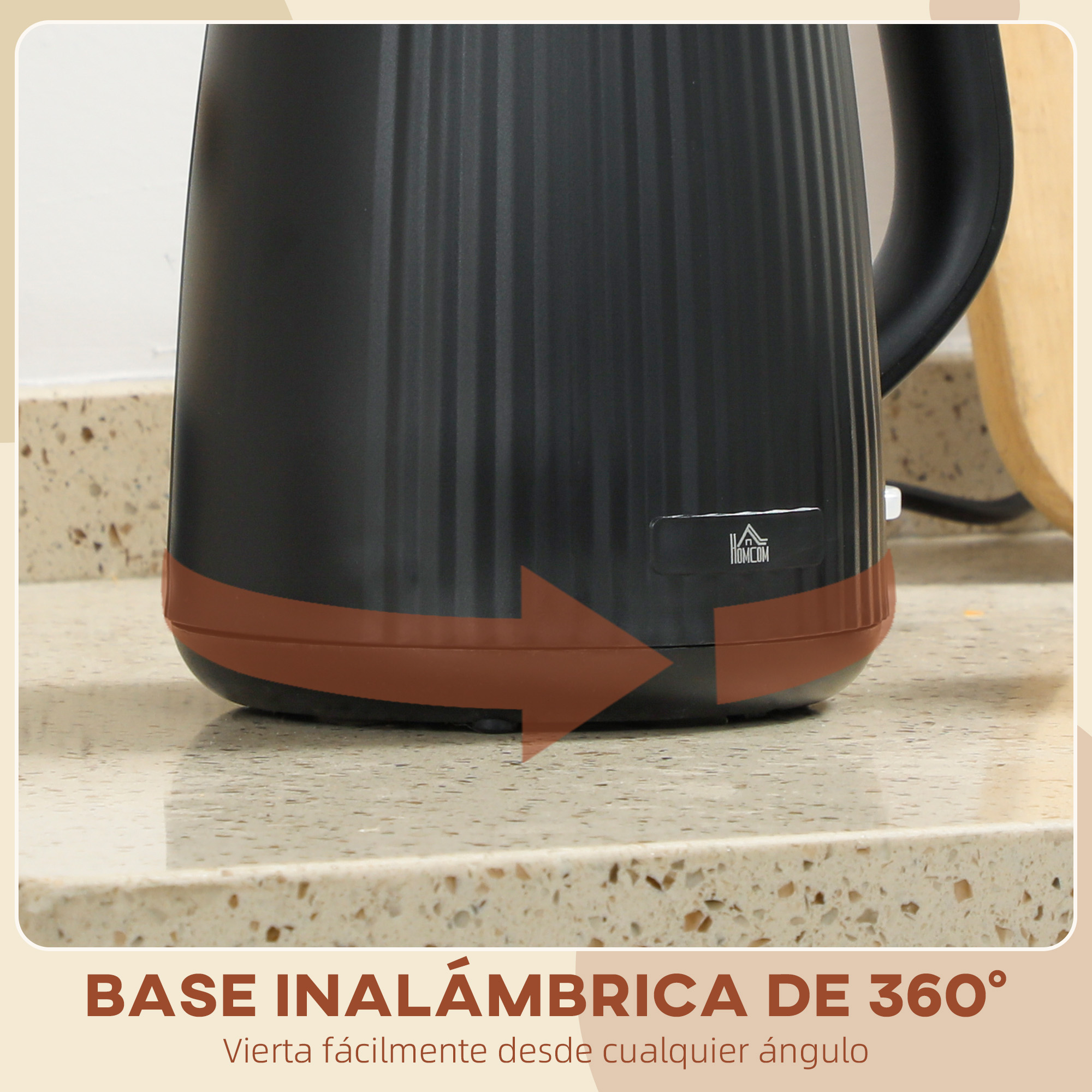 Un hervidor negro sobre una encimera con una flecha marrón que indica la base giratoria de 360 grados.