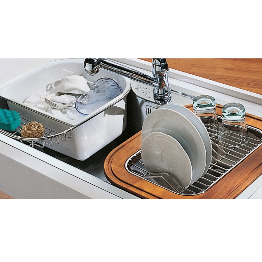 Lavello moderno in acciaio inox con vasca bianca, scola piatti, rubinetto e bicchieri.