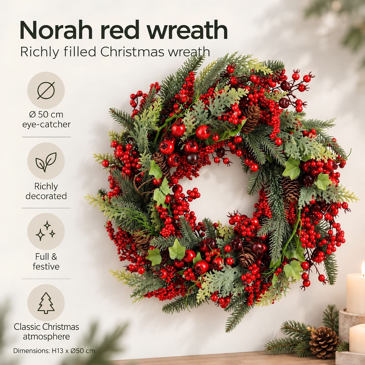 Une couronne de Noël luxuriante avec des baies rouges, des pommes de pin et du feuillage vert.