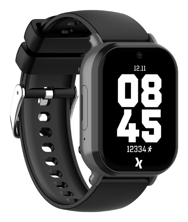 Czarny smartwatch z kwadratowym wyświetlaczem i czarnym silikonowym paskiem na białym tle.