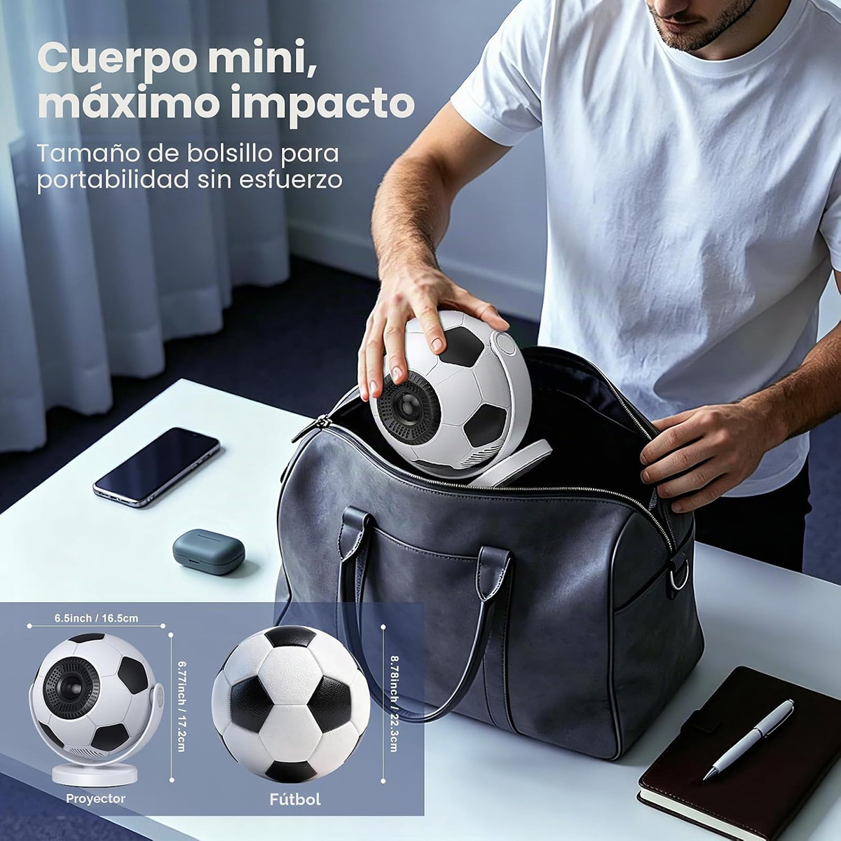 Un hombre guarda un proyector con forma de balón de fútbol en una bolsa negra sobre una mesa blanca.