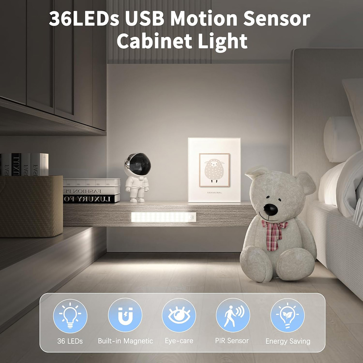 Luz LED para gabinete en un estante de dormitorio moderno, con osito de peluche, cuadro y símbolos destacados.