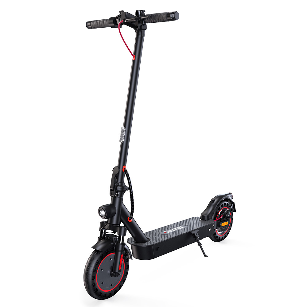 Un patinete eléctrico negro con detalles rojos se encuentra sobre un fondo blanco.
