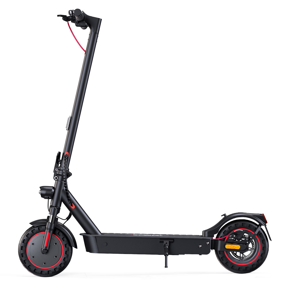 Un patinete eléctrico negro con detalles rojos y neumáticos robustos sobre fondo blanco.