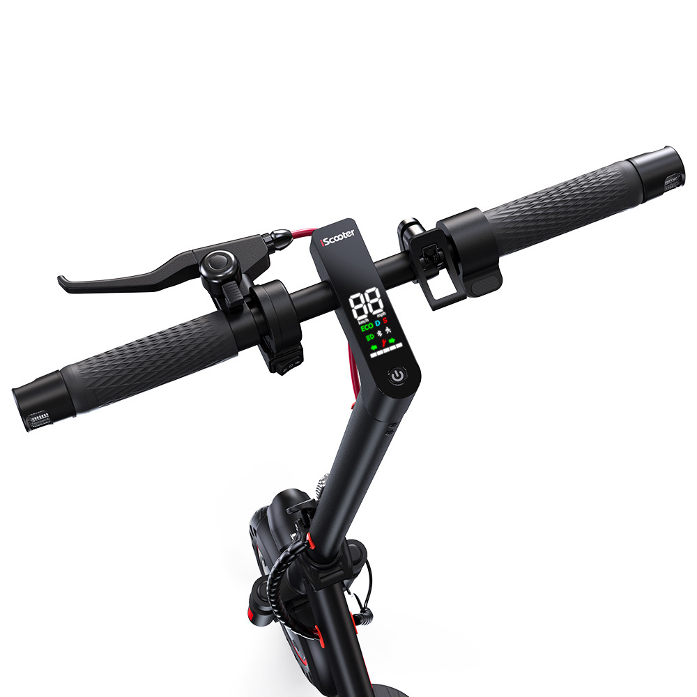 Primer plano del manillar de un patinete eléctrico negro con pantalla digital, palanca de freno y puños texturizados.