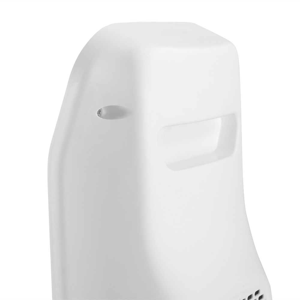 Un objeto de plástico blanco con forma redondeada, un asa empotrada en el lateral y ranuras de ventilación abajo.