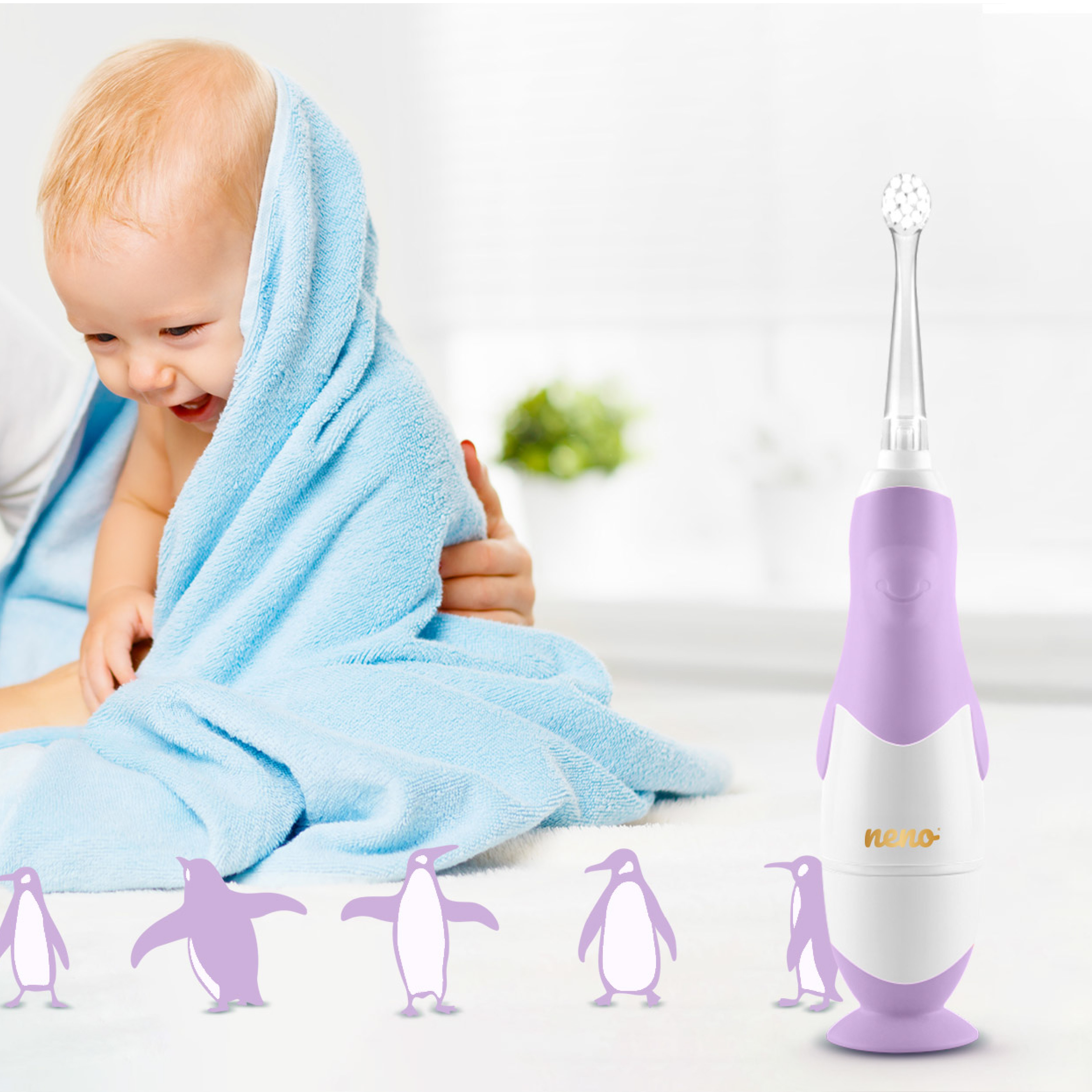 Ein Baby in einem blauen Handtuch neben einer lila-weißen elektrischen Zahnbürste mit Pinguin-Symbolen.