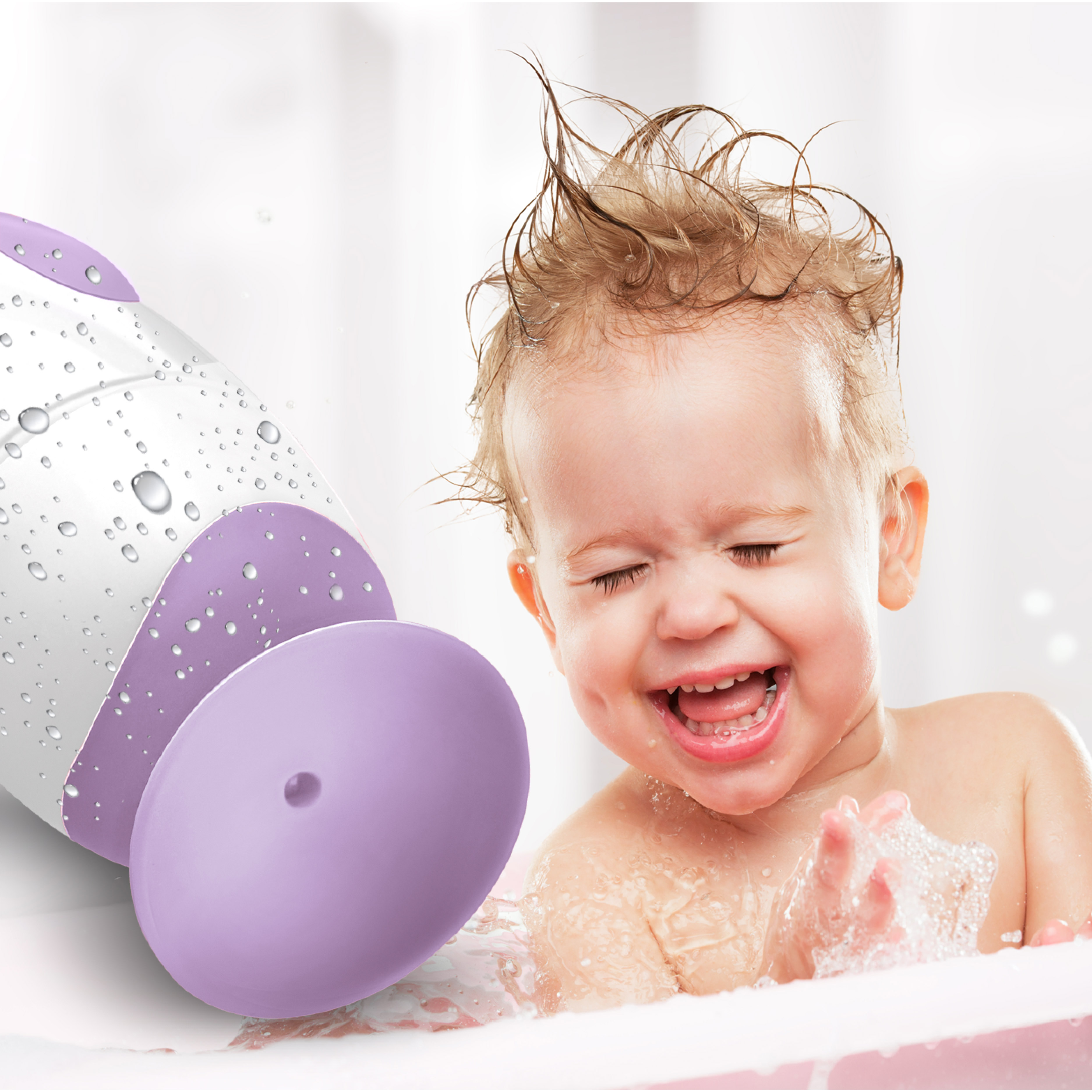 Ein glückliches Kleinkind lacht beim Baden im Schaum, daneben eine lila-weiße Shampooflasche.