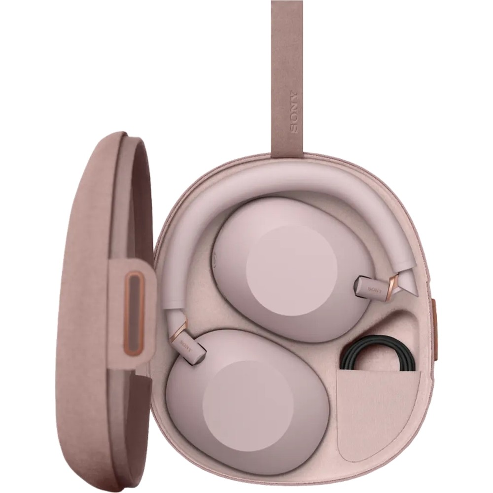 Cuffie over-ear Sony rosa piegate nella custodia abbinata con un cavo nero.