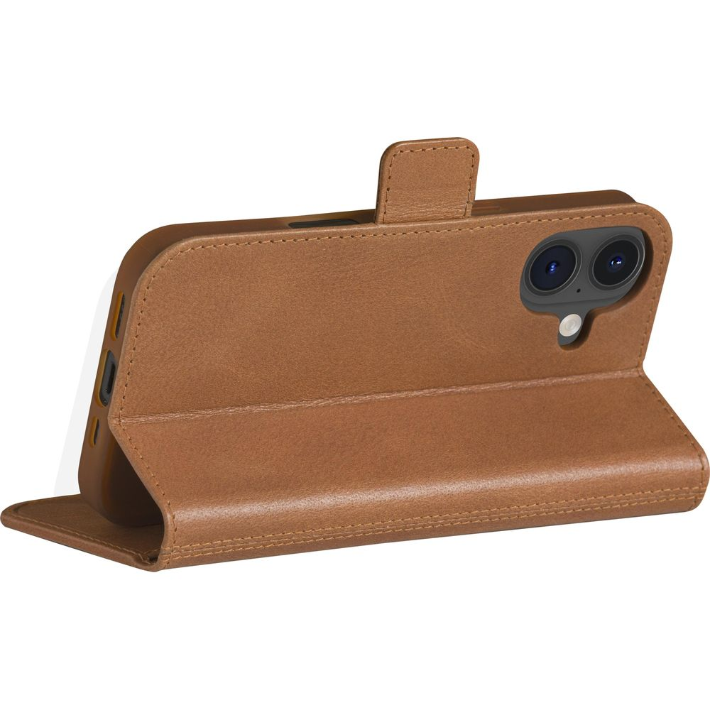 Custodia per smartphone in pelle marrone con linguetta magnetica e doppia fotocamera, su sfondo bianco.