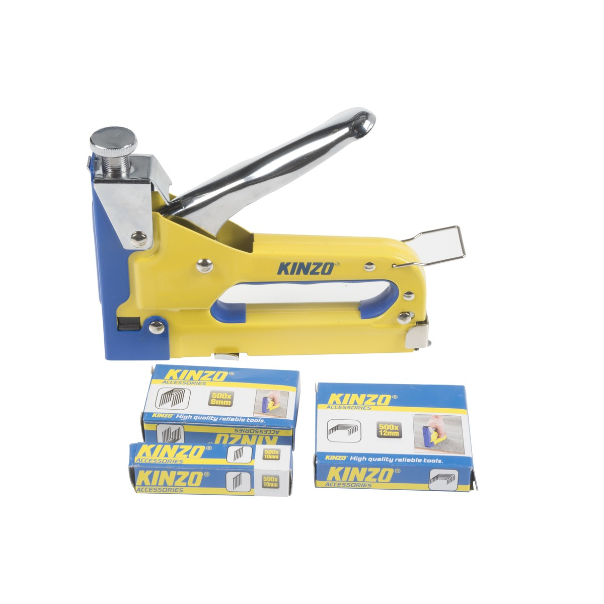 Geel-blauwe Kinzo handtackmachine met een chromen handvat, vergezeld van vier doosjes nietjes op een witte achtergrond.