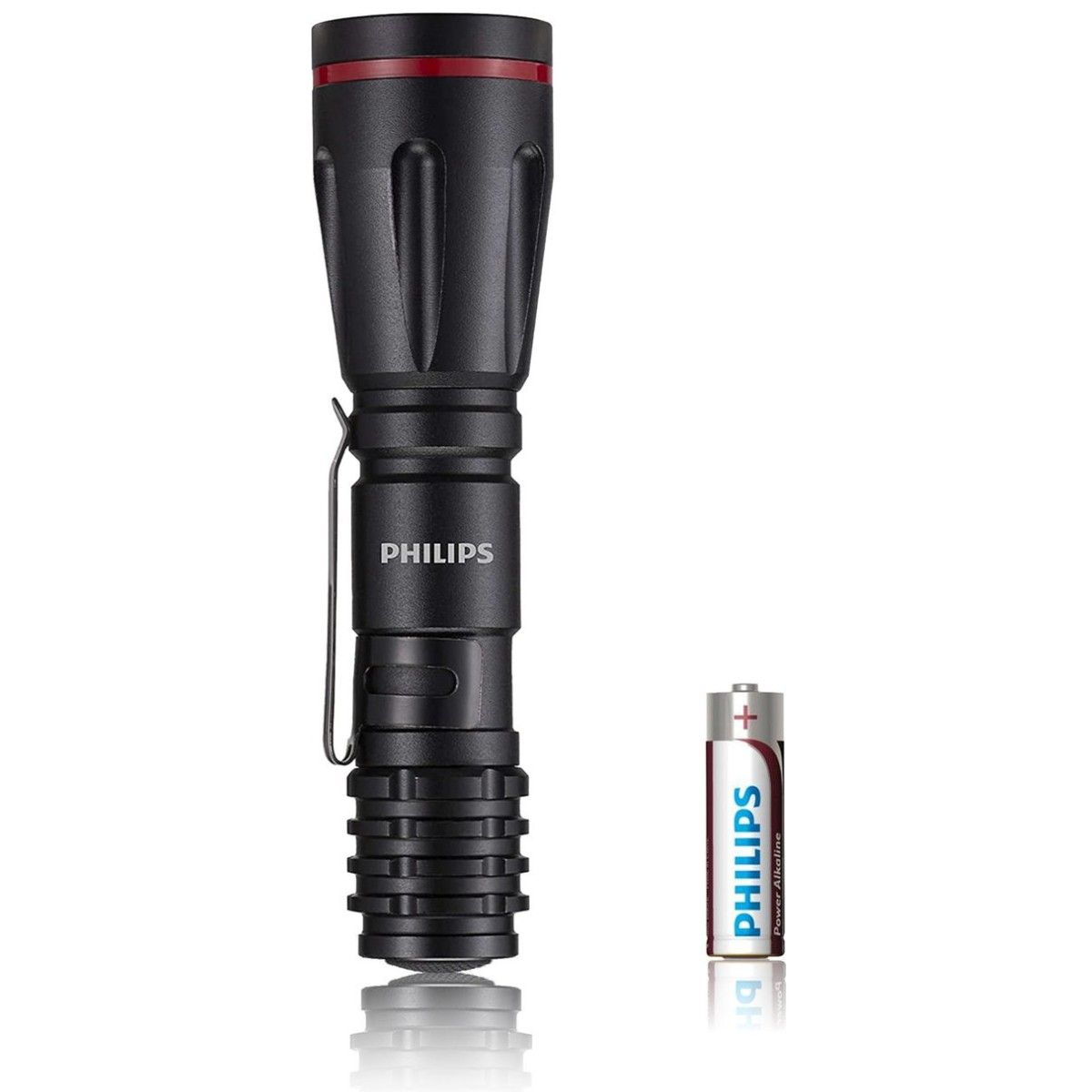 Eine schwarze Philips Taschenlampe mit Clip steht aufrecht neben einer Philips AA-Alkalibatterie.