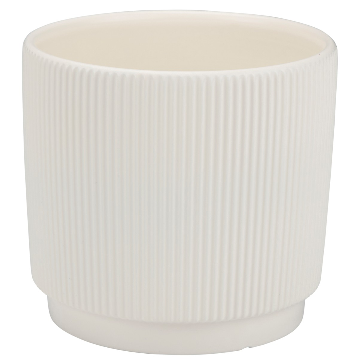 Un pot de fleurs cylindrique cannelé blanc sur une surface blanche lisse.