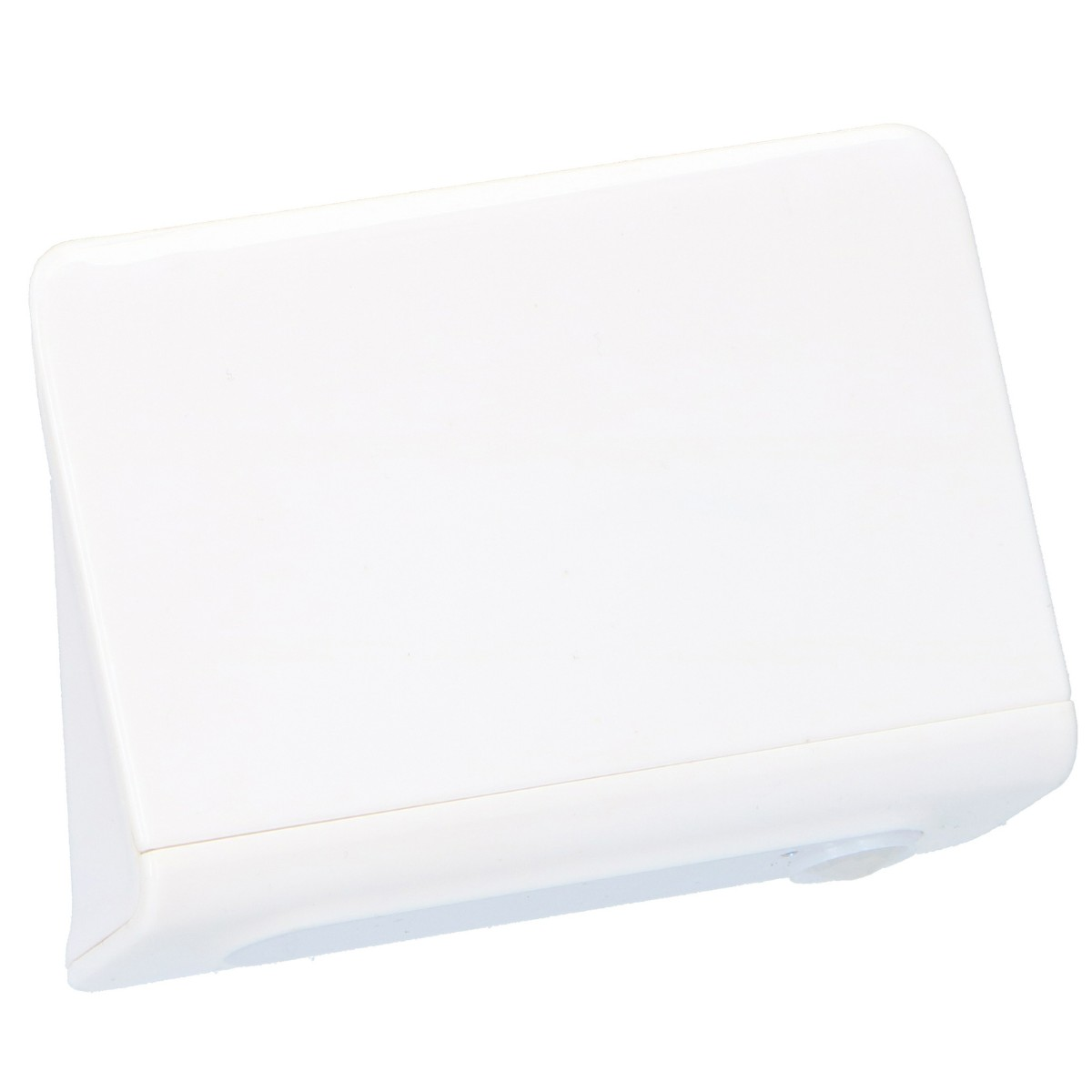 Een witte, trapezoidale plastic behuizing op een witte achtergrond.