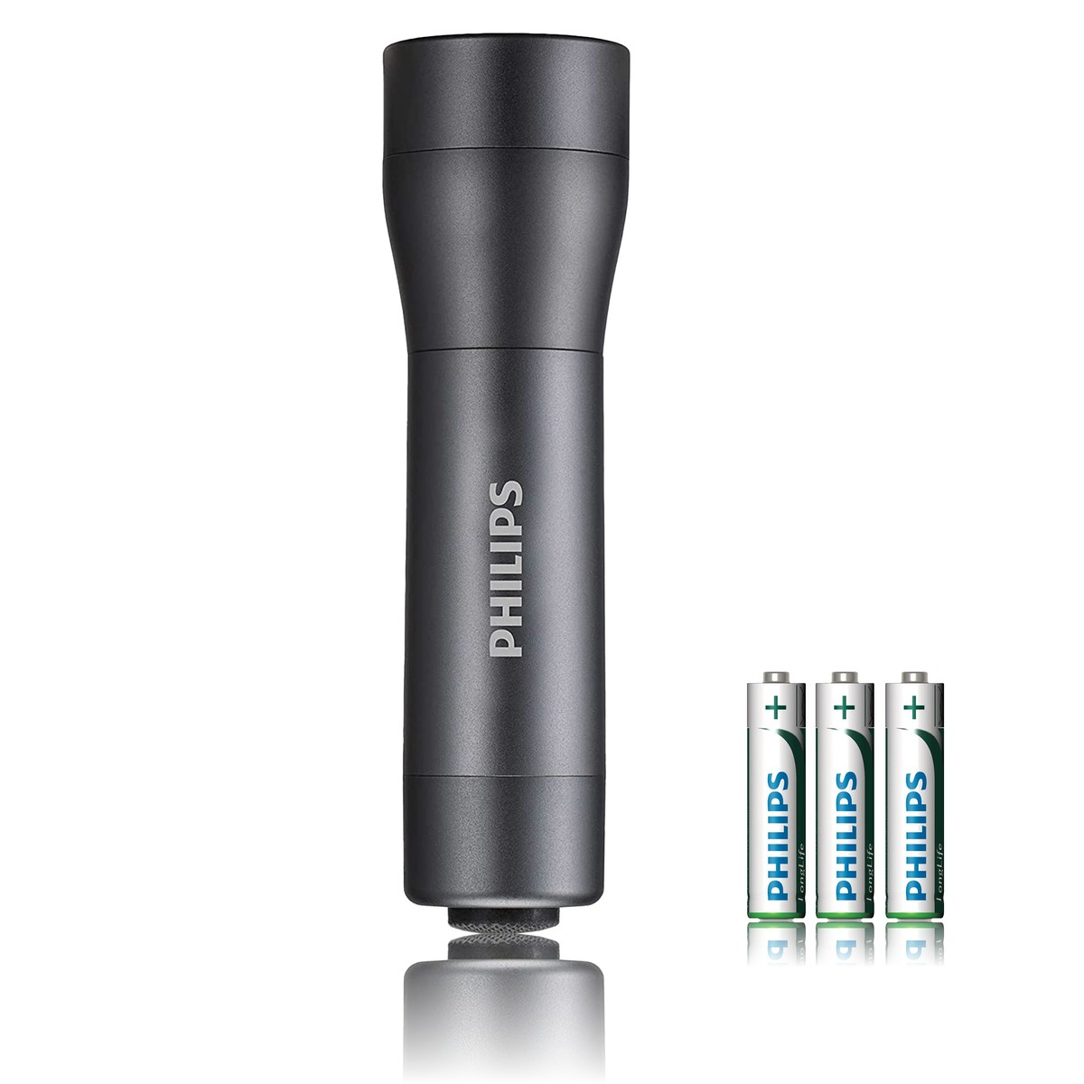 Una torcia grigia Philips si trova accanto a tre batterie Philips su sfondo bianco.