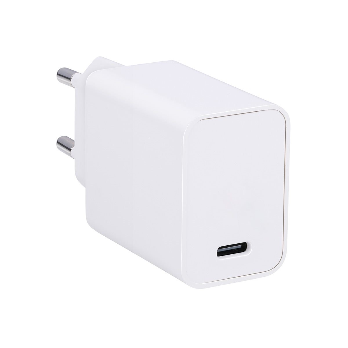 Un chargeur mural USB-C blanc avec des broches à l'arrière sur fond blanc.