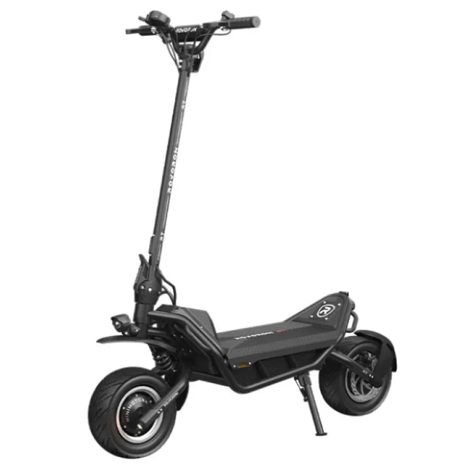 Beyaz arka planda kalın lastikli, gidonlu ve ayaklıklı siyah bir elektrikli scooter.