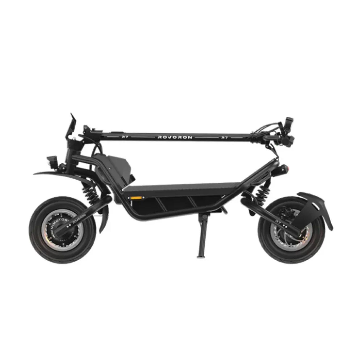 Beyaz arka planda sağlam gövdeli, süspansiyonlu ve iki tekerlekli siyah elektrikli scooter.