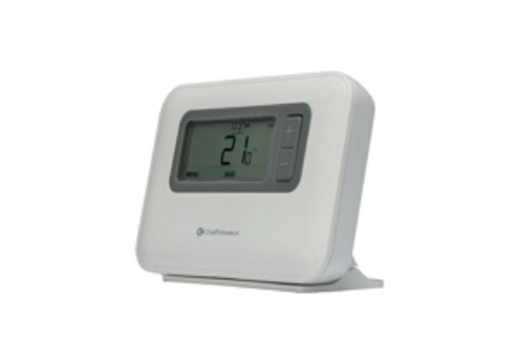 Un termostato digital blanco con pantalla y botones grises, colocado sobre una superficie blanca.