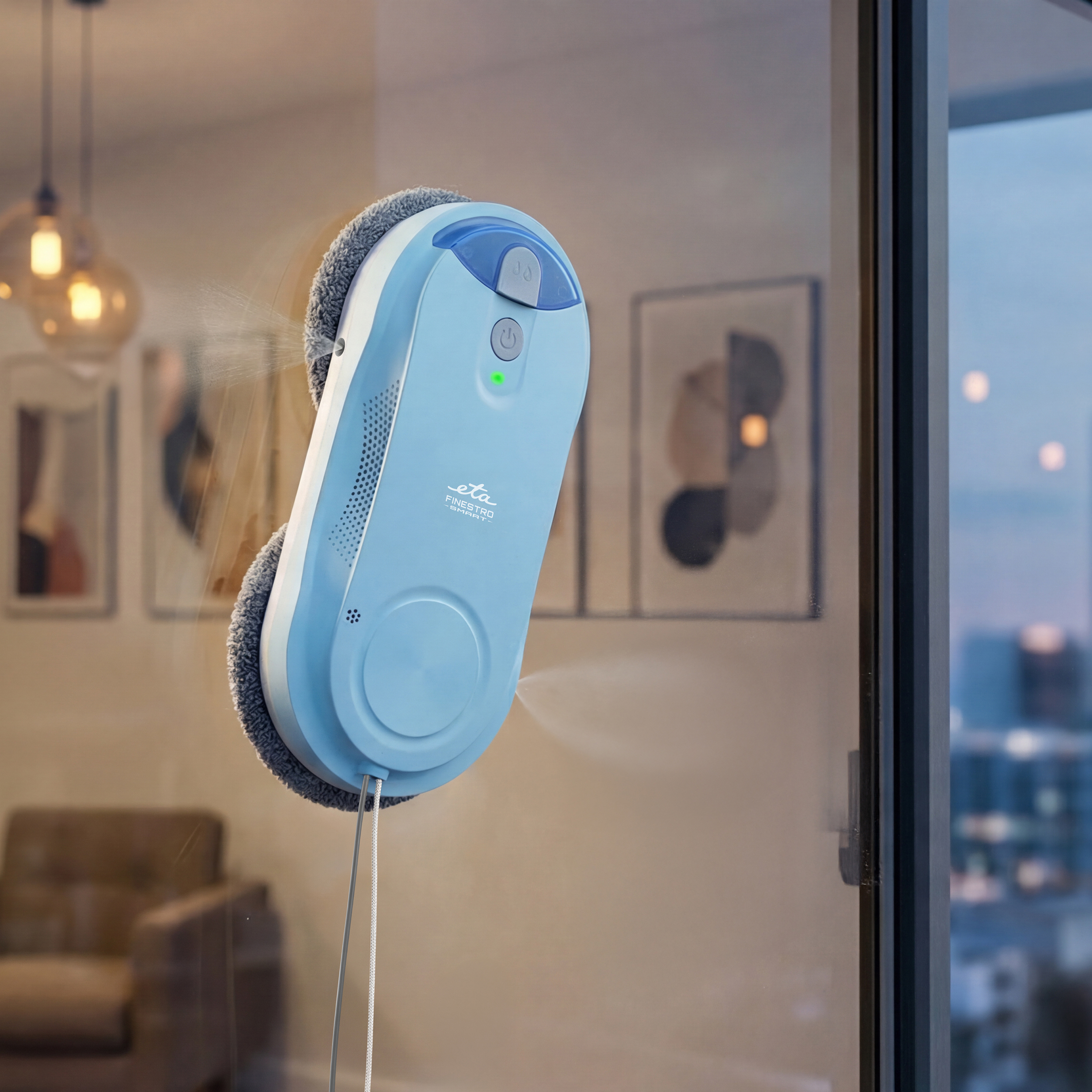 Un robot puliscivetri blu e bianco pulisce una superficie di vetro in un appartamento luminoso.