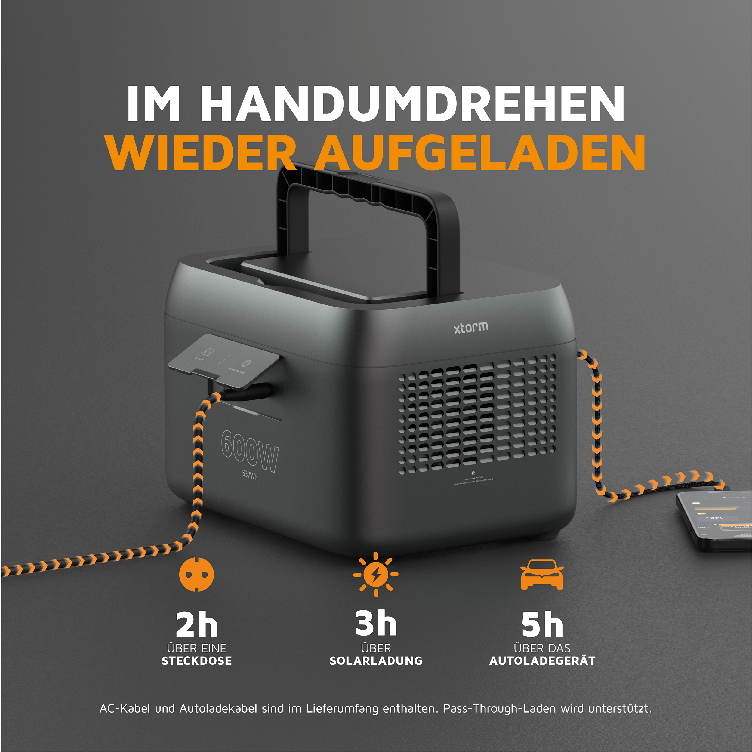 Schwarze Xtorm-Powerstation mit 600W, Ladekabeln und Ladezeiten-Übersicht auf grauem Hintergrund.