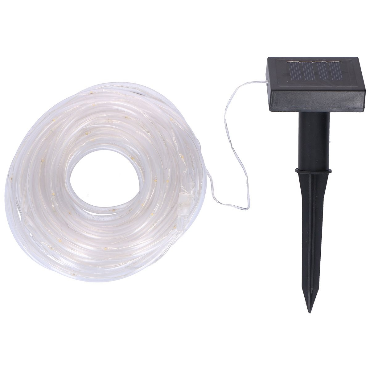 Guirlande lumineuse blanche enroulée reliée à un panneau solaire noir sur un piquet de terre sur fond blanc.