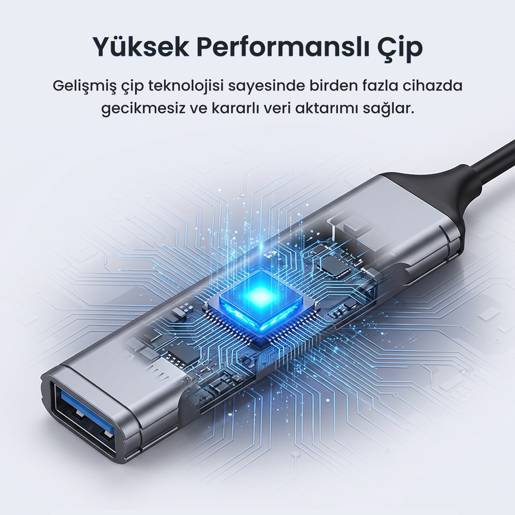İçinde parlayan mavi mikroçip bulunan şeffaf USB adaptörü ve üzerinde Türkçe yazı.