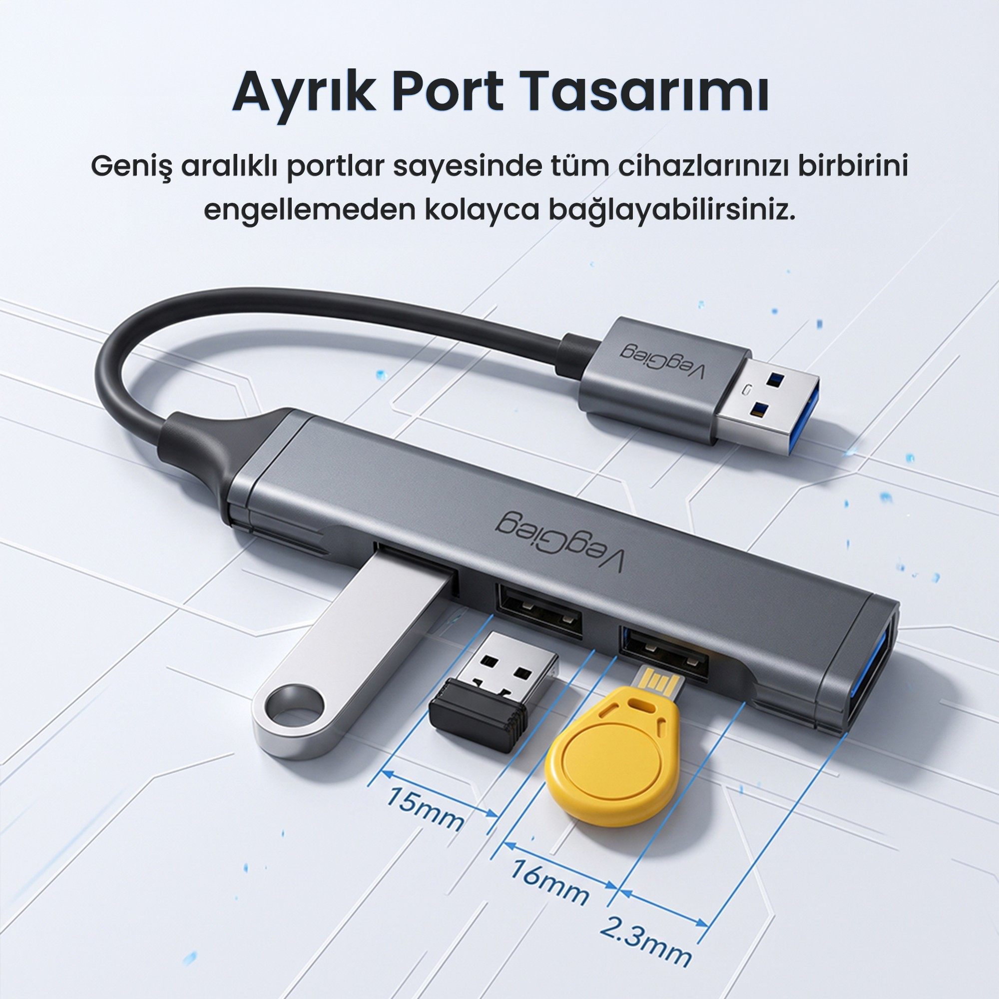 Beyaz teknolojik arka planda üç farklı USB cihazı takılı gri USB çoklayıcı.