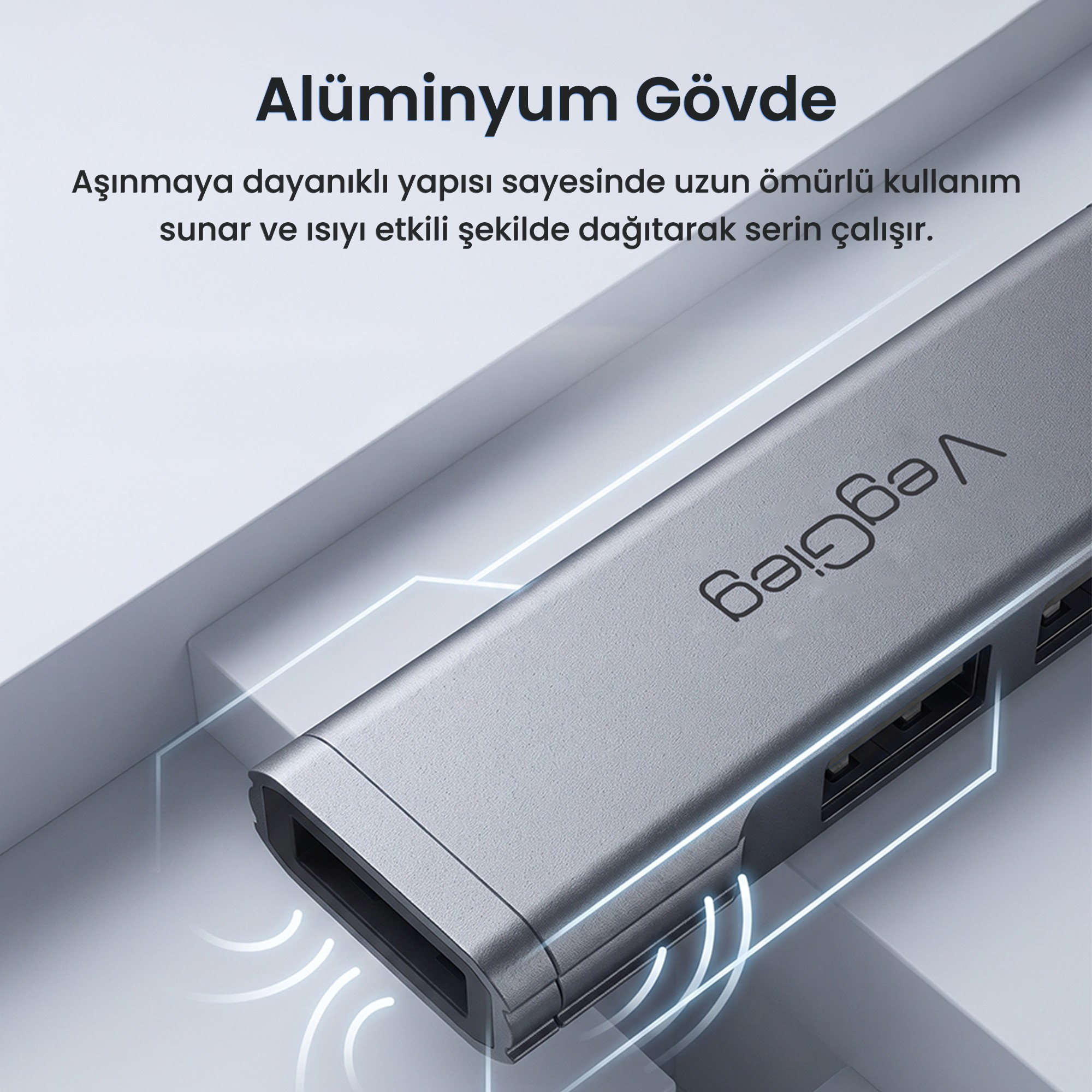 Yazılı ve soğutma çizgili gri alüminyum USB çoklayıcı.