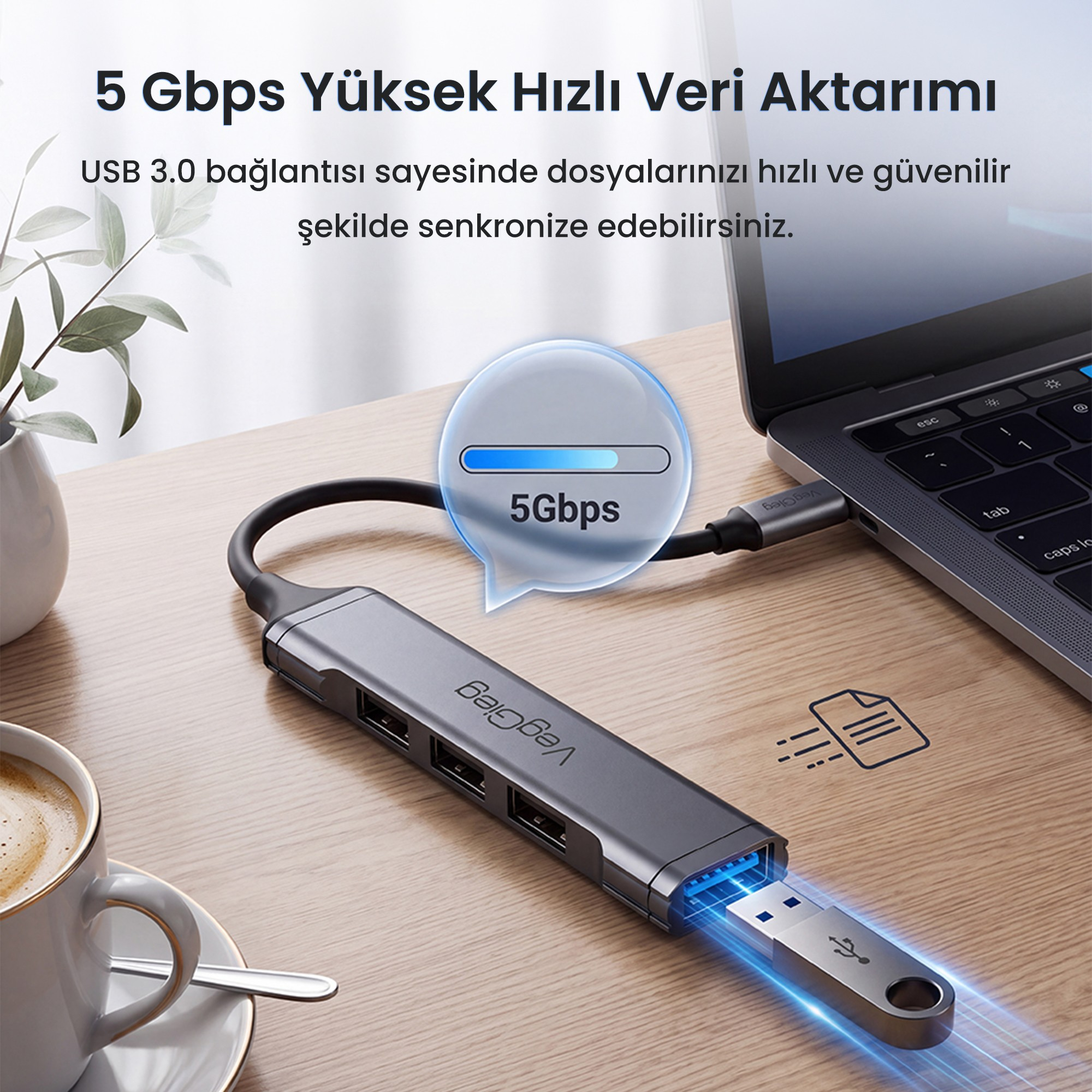 5Gbps aktarım hızı grafiğine sahip bir dizüstü bilgisayara bağlı USB çoklayıcı.