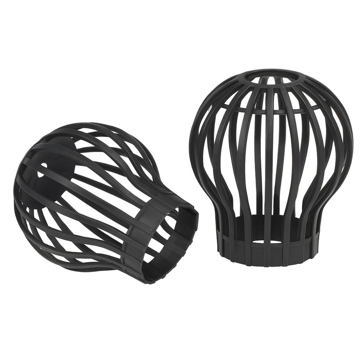 Deux protège-gouttières en plastique noir de forme sphérique sur fond blanc.