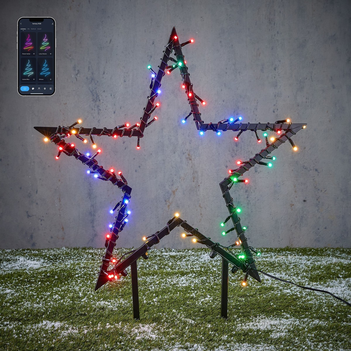 Een verlichte ster op een besneeuwd grasveld, bediend via een smartphone-app met verschillende lichtmodi.