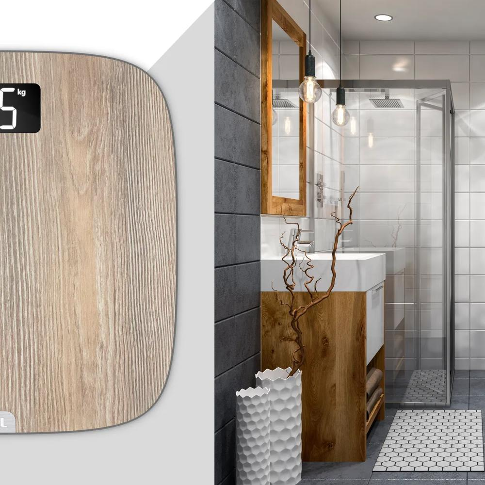 Bilancia effetto legno in primo piano a sinistra, bagno moderno con doccia e mobile lavabo sullo sfondo.