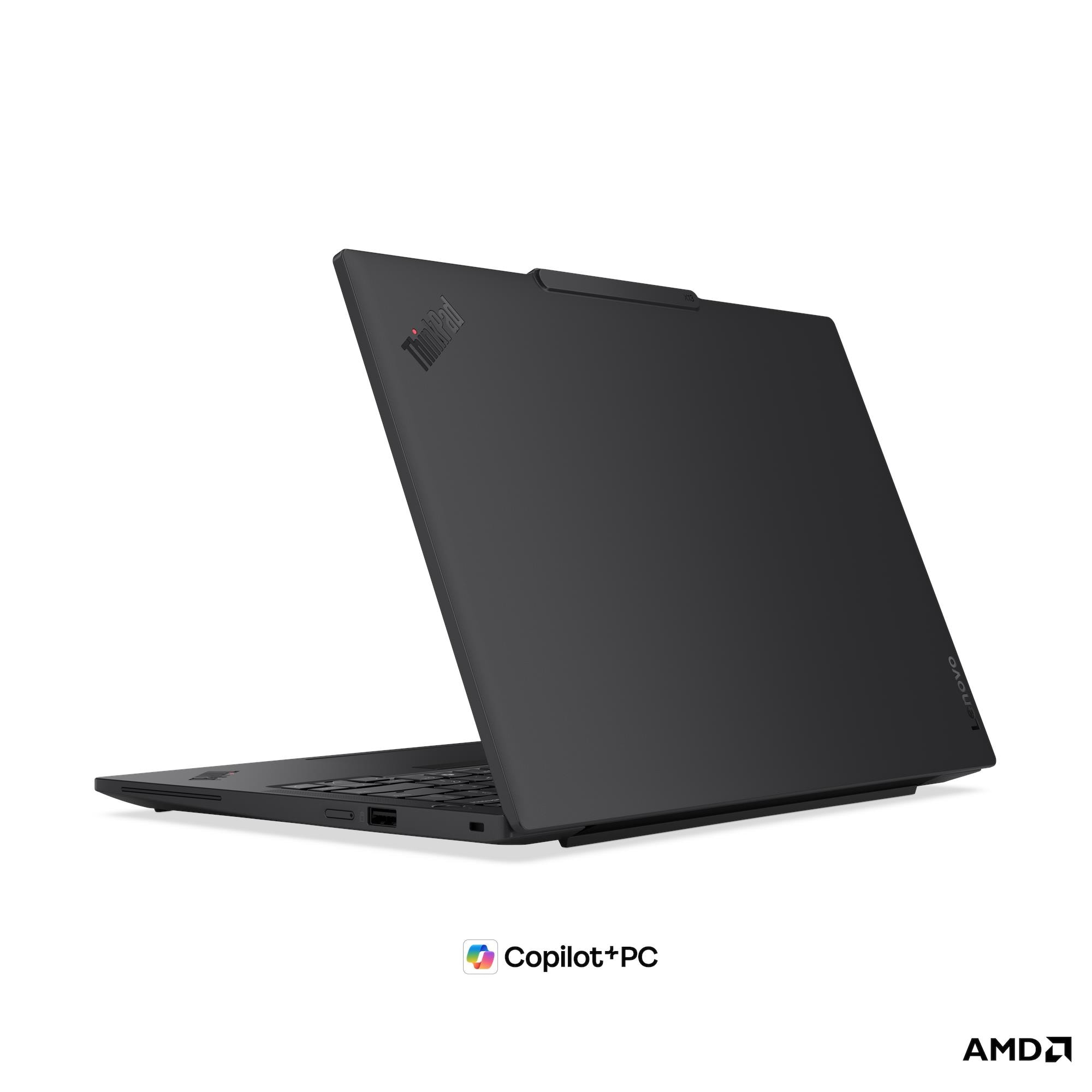 Un laptop nero Lenovo ThinkPad è mostrato da una vista angolare posteriore su sfondo bianco.