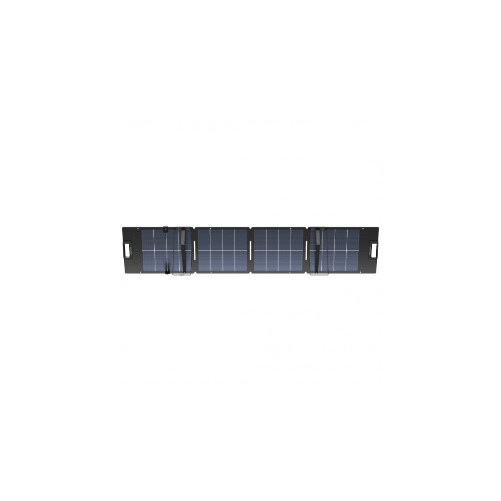 Un panel solar portátil plegable negro con cuatro módulos fotovoltaicos azules conectados sobre fondo blanco.