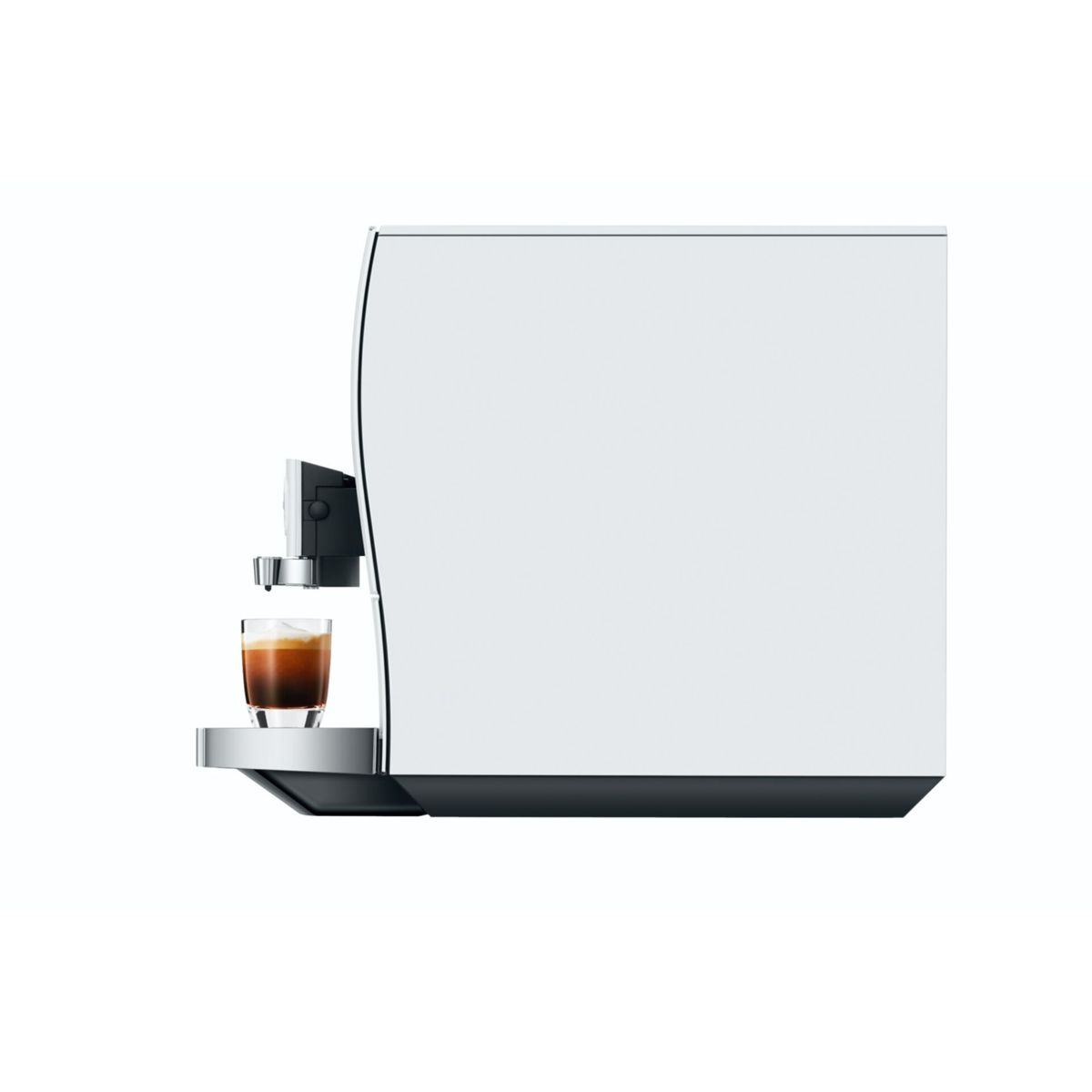 Seitenansicht einer modernen weißen Kaffeemaschine mit einer Glas-Espressotasse auf der silbernen Ablage vor weißem Hintergrund.