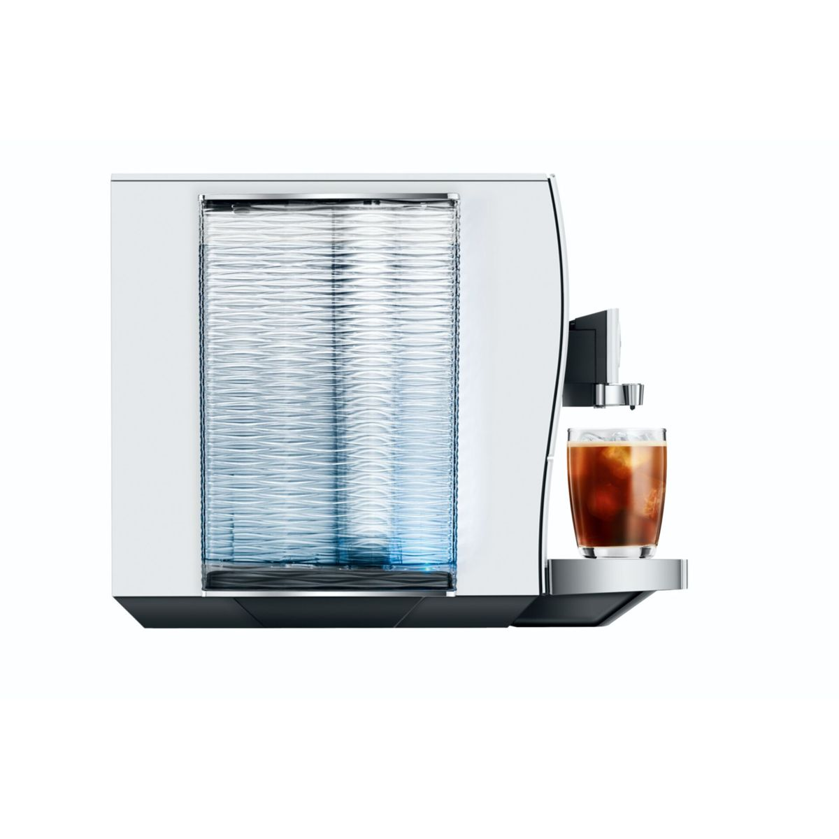 Moderne weiße Kaffeemaschine mit blauem Wassertank und einem Glas Eiskaffee auf dem Abtropfgitter.