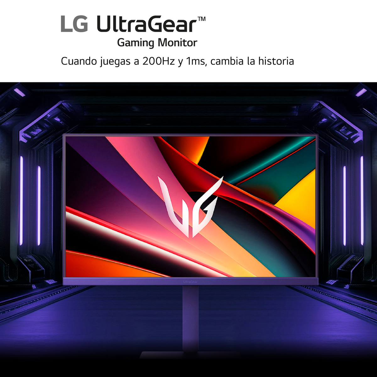 Monitor dla graczy LG UltraGear wyświetlający kolorową grafikę abstrakcyjną w futurystycznym fioletowym korytarzu.