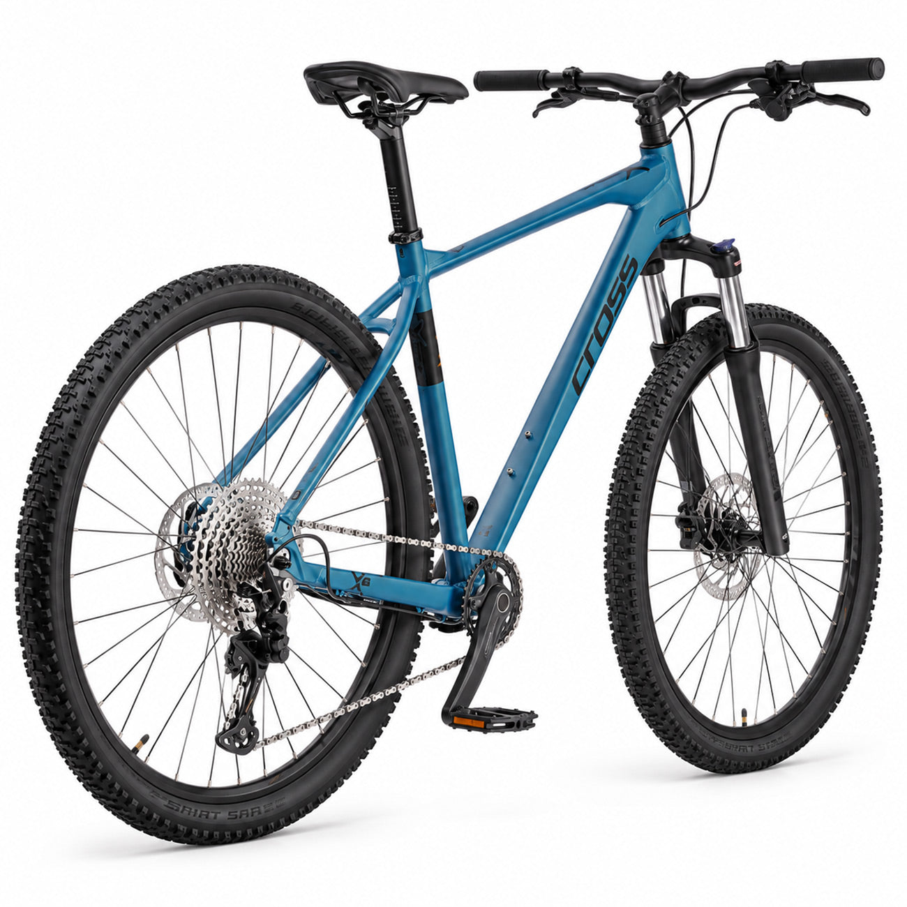 Ein blaues Cross-Mountainbike mit grobstolligen Reifen und Scheibenbremsen vor weißem Hintergrund.
