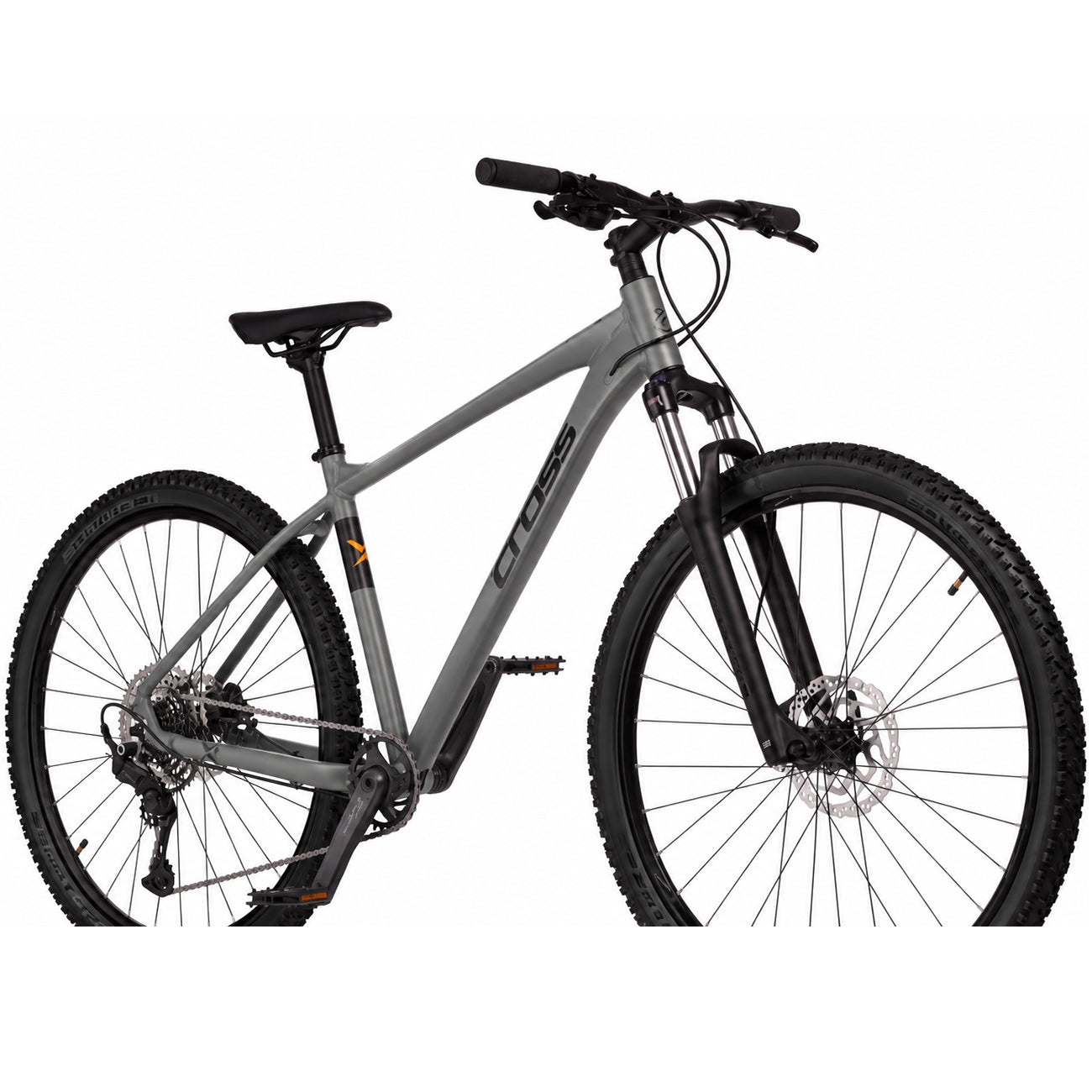 Ein graues Cross-Mountainbike mit schwarzem Lenker, Sattel und dicken Reifen vor weißem Hintergrund.