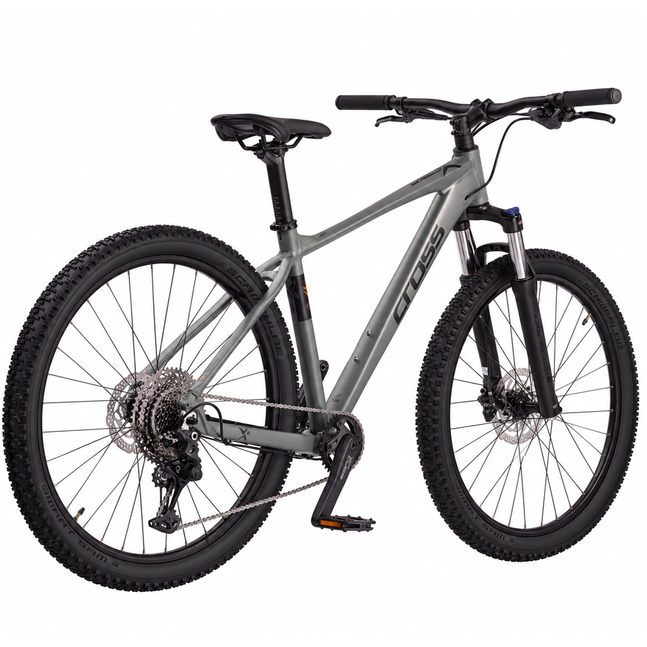 Ein graues Cross-Mountainbike mit Stollenreifen, Vorderradfederung und Scheibenbremsen vor weißem Hintergrund.
